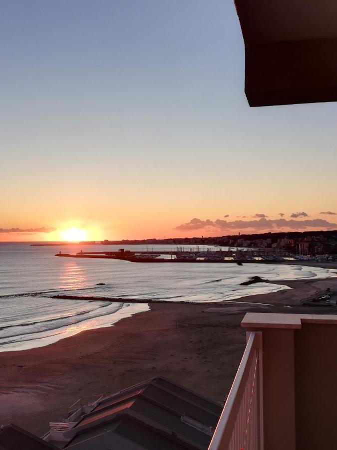 Апартаменты La Terrazza Sul Tirreno Неттуно Экстерьер фото