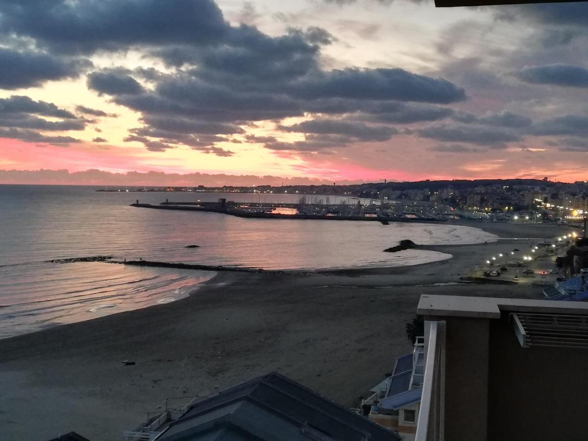 Апартаменты La Terrazza Sul Tirreno Неттуно Экстерьер фото